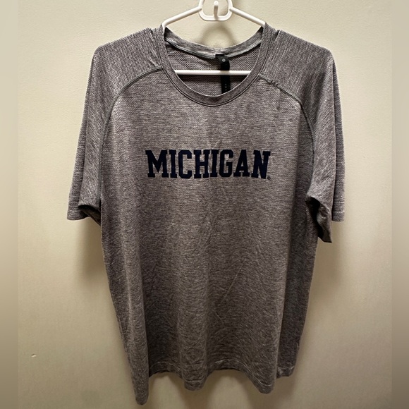Lululemon University of Michigan Gray Short Sleeve Shirt - Picture 1 of 7